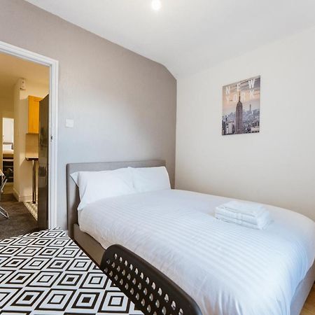 Mile End Double Rooms 86A London Bagian luar foto
