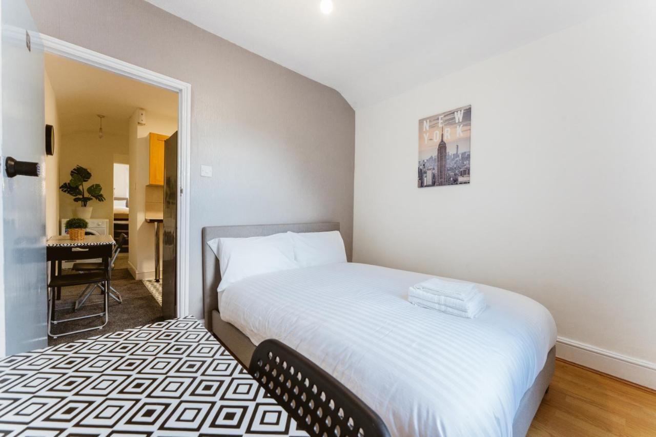 Mile End Double Rooms 86A London Bagian luar foto
