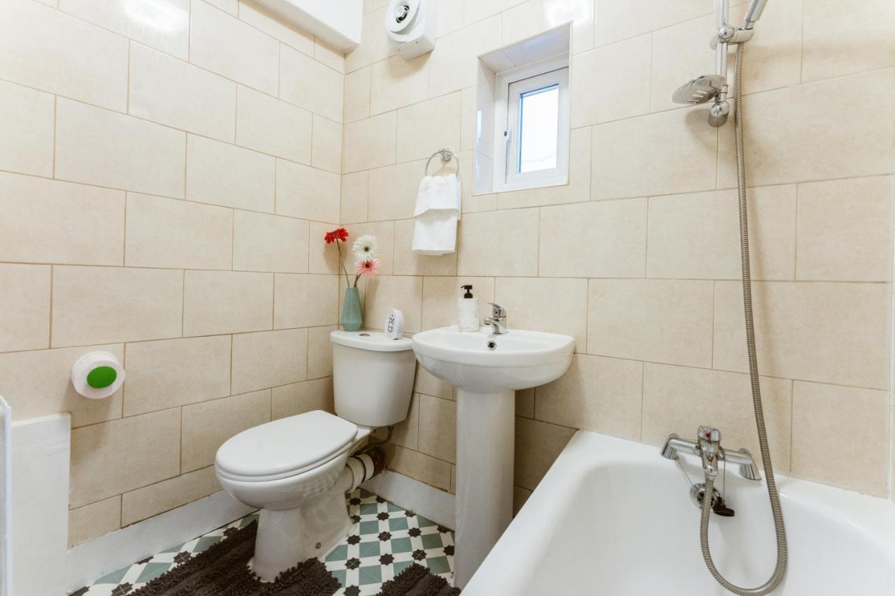 Mile End Double Rooms 86A London Bagian luar foto